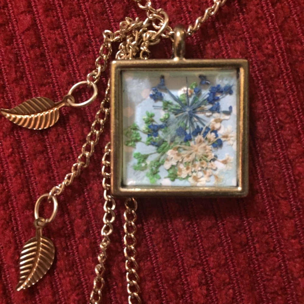 Dried Flower Cobochon Necklace